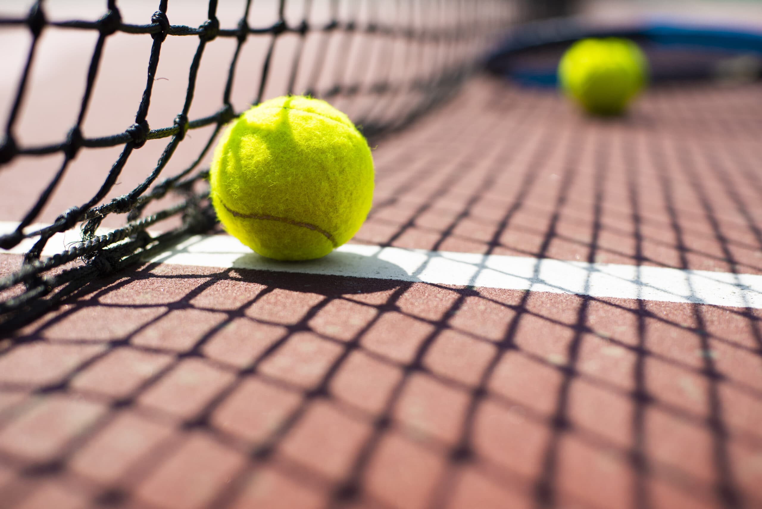 Balle de tennis sur un court en terre battue